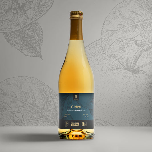 Cidre mit Holunderblüten